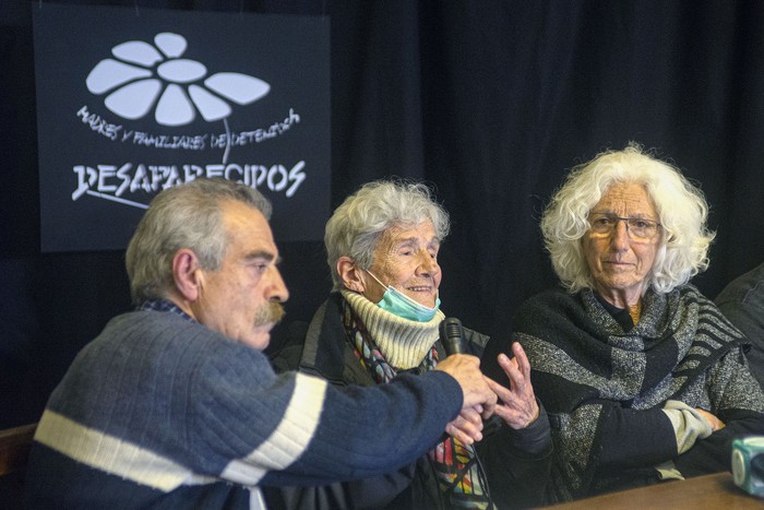 Ignacio Errandonea, Alba González y Elena Zaffaroni, el 28 de agosto, durante la conferencia ofrecida en la Asociación de la Prensa Uruguaya. · Foto: Alessandro Maradei