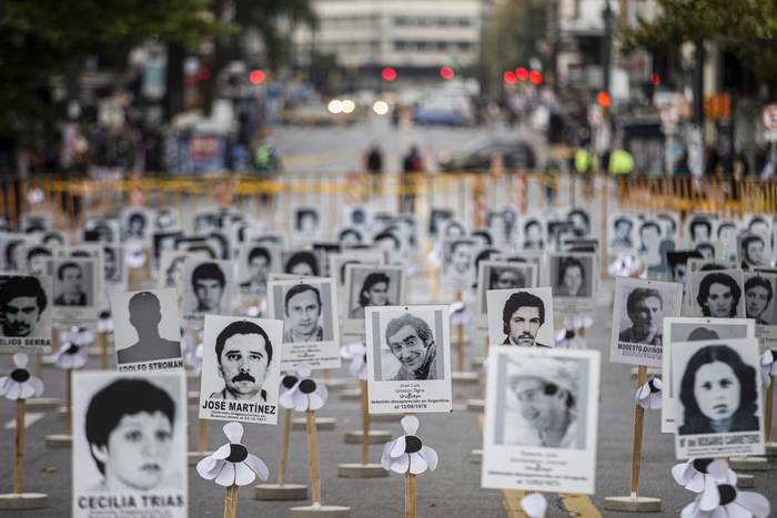 Intervención de Madres y Familiares de Uruguayos Detenidos Desaparecidos, durante la Marcha del Silencio, en la plaza Cagancha, en Montevideo (archivo, mayo de 2020). · Foto: .