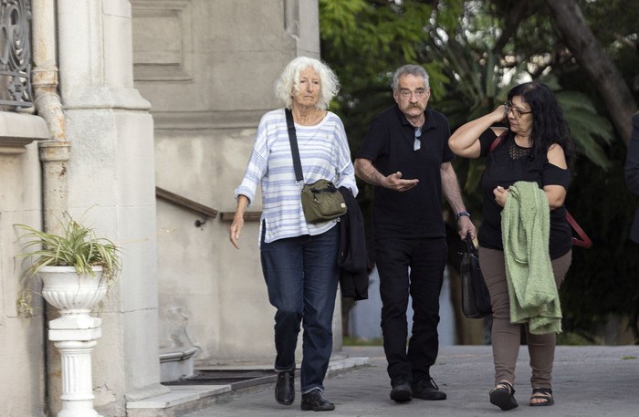 Elena Zaffaroni, Ignacio Errandonea y Graciela Montes de Oca, integrantes de Madres y Familiares de Detenidos Desaparecidos, ayer, en el Ministerio de Defensa. · Foto: Rodrigo Viera Amaral