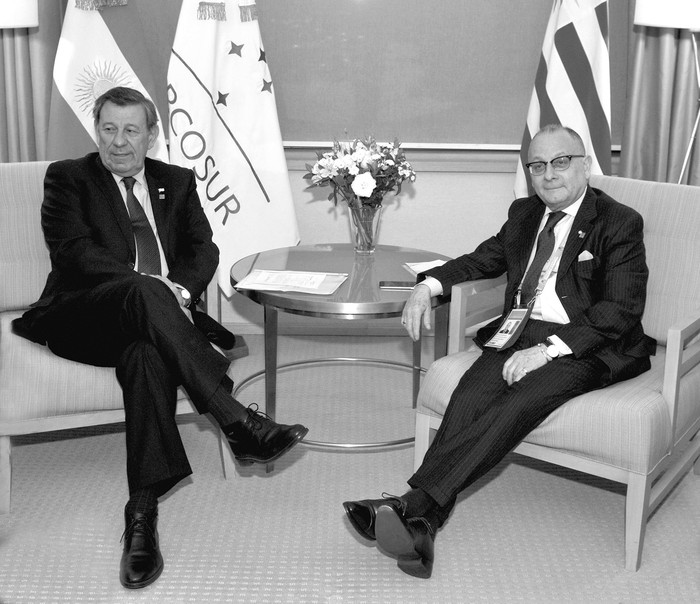 Rodolfo Nin Novoa y su par argentino Jorge Faurie, ayer, en el marco de la Cumbre del Mercosur en Mendoza. Foto: s/d de autor MRECIC 