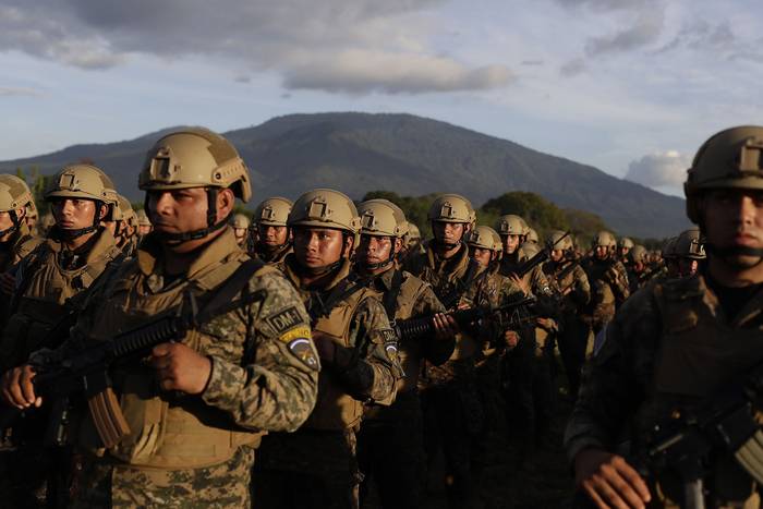 El gobierno de El Salvador presentó 14.000 efectivos militares como parte del Plan Control Territorial para tareas de seguridad pública en El Salvador. · Foto: Rodrigo Sura, EFE