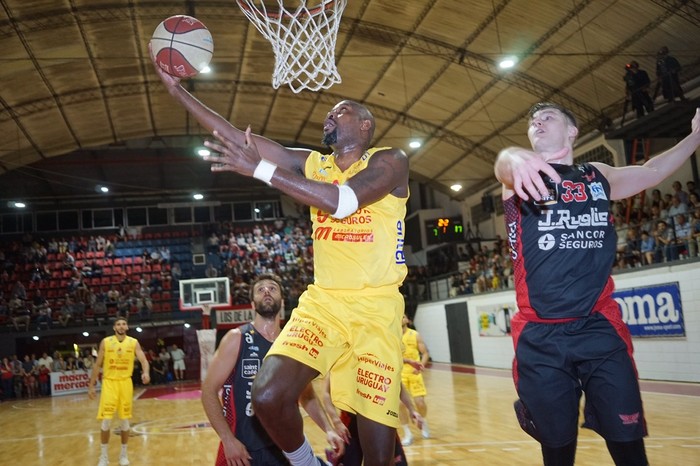 Zygimantas Riauka de Trouville y Sampson Carter de Olimpia, en la cancha de Trouville, el 13 de diciembre.  · Foto: Mariana Greif