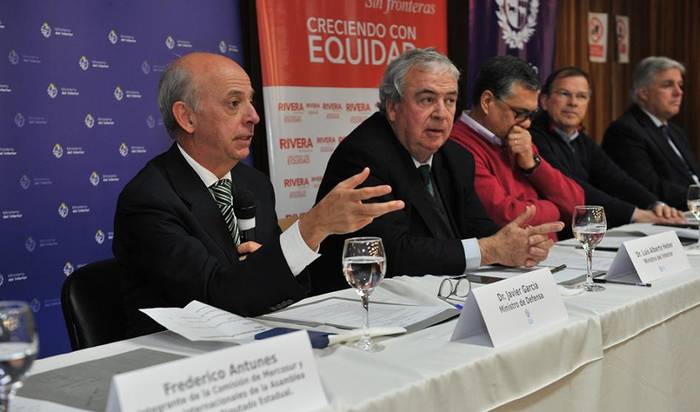 Autoridades durante el Encuentro Binacional sobre Seguridad Pública, el 30 de agosto, en Rivera. · Foto: Presidencia de Uruguay