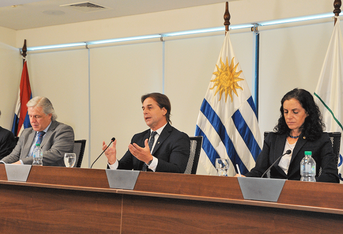 Francisco Bustillo, Luis Lacalle Pou y Azucena Arbeleche, durante la 59.ª Cumbre de Jefes de Estado del Mercosur, en sesión virtual. · Foto: Walter Paciello, Presidencia