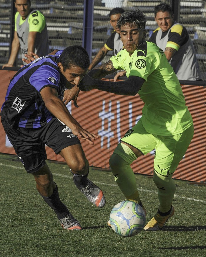Federico Pereira, de Liverpool, y Facundo Torres, de Peñarol, el 26 de febrero, en Belvedere. · Foto: Federico Gutiérrez
