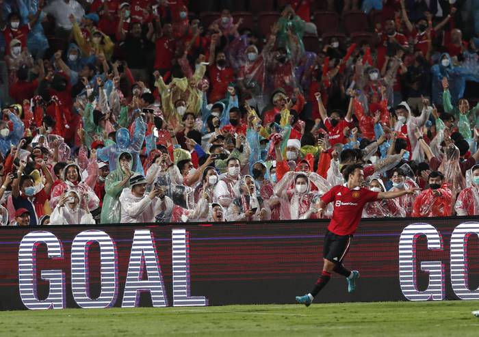 Facundo Pellistri , de Manchester United, celebra tras convertir el cuarto gol de su equipo, en el  Estadio Nacional Rajamangala en Bangkok. · Foto: Rungroj Yongrit, EFE