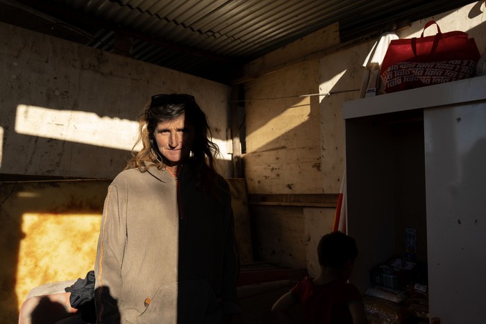 Estela en una nueva construcción, realizada con una donación de la Intendencia, donde pueden guardar alimentos y algunas pertenencias, el 4 de setiembre. · Foto: Natalia Rovira