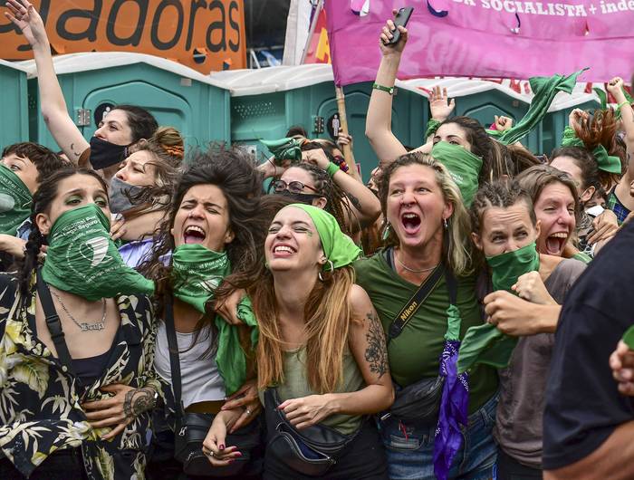 Manifestantes celebran la aprobación del proyecto de ley para legalizar el aborto, 11 de diciembre de 2020, frente al Congreso argentino en Buenos Aires. · Foto: Ronaldo Schemidt, AFP