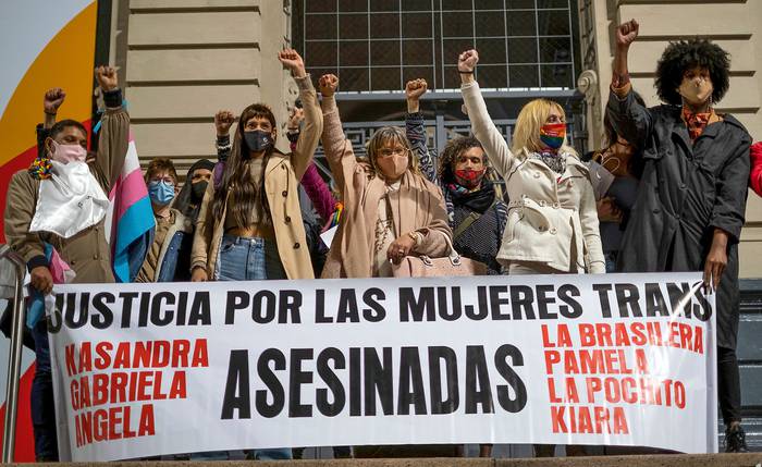 Concentración del Colectivo Trans de Uruguay, el 23 de setiembre, en la explanada de la Udelar. · Foto: Alessandro Maradei