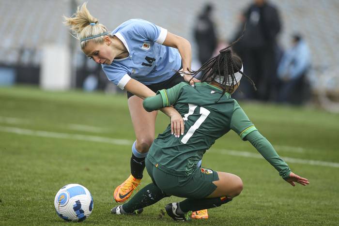 Antonella Ferradans, de Uruguay, y Ana Rojas, de Bolivia, el 22 de junio, en el estadio Centenario. · Foto: .