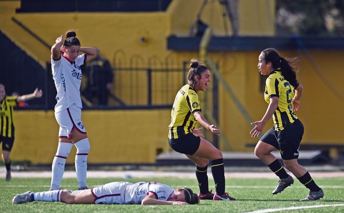 Mayra Castro y Sasha Larrea, de Peñarol, tras el primer gol a Nacional, el 9 de junio, en Las Acacias. · Foto: Alessandro Maradei