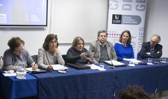 Teresa Herrera, Alicia Deus, Beatriz Scapusio, Daniel Hernández Stanevicius, Magdalena Furtado, Carlos de Cores, en el Claeh. · Foto: Alessandro Maradei