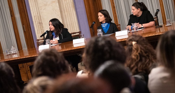 Victoria Marichal, Camila Franquez y Victoria Bruckner durante el conversatorio contra la violencia sexual en el Palacio Legislativo. · Foto: Gianni Schiaffarino