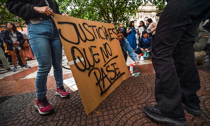 Movilización por suicidio femicida de Milagros Chamorro en Maldonado, el 4 de noviembre, en la Plaza Libertad. · Foto: Mara Quintero