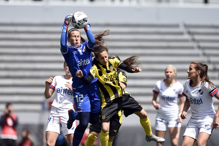 Agustina Sánchez, golera de Nacional, Belén Aquino, de Peñarol, ayer, en el estadio Charrúa. · Foto: Fernando Morán