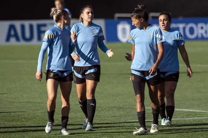 Entrenamiento de la selección femenina de fútbol, el martes, en el estadio Charrúa. · Foto: Alessandro Maradei