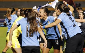 Las jugadoras de Uruguay tras la victoria ante Chile, el 24 de julio, en el estadio Gonzalo Pozo Ripalda en Quito. · Foto: Armando Prado, AFP