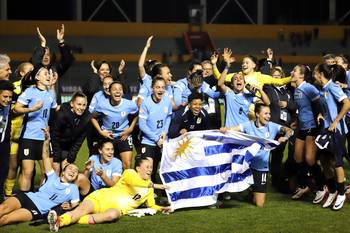 La selección femenina de Uruguay tras su victoria ante Chile, el 24 de julio, en el estadio Gonzalo Pozo Ripalda en Quito. · Foto: Armando Prado, AFP