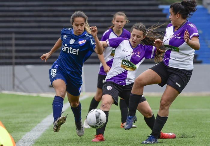 Lucía Cappelletti, de Nacional y Melisa Molina y Ericka Viñoly, de Fénix, en el estadio Charrúa (archivo, diciembre de 2020). · Foto: Sandro Pereyra