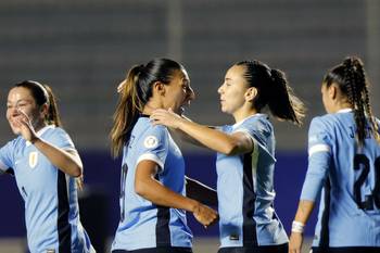 Pamela González (2-i) con sus compañeras tras anotar el primer gol de Uruguay a Chile, el 24 de julio, en el estadio Gonzalo Pozo Ripalda de Quito. · Foto: Armando Prado, AFP