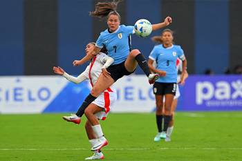Stephanie Tregartten, de Uruguay, durante el partido con Perú, el 18 de julio, en el estadio IDV en Quito. · Foto: Rodrigo Buendía, AFP