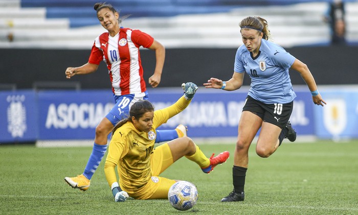 Leidy Benítez, de Paraguay, y Lucía Flores, de Uruguay, el sábado, en el estadio Charrúa. · Foto: .