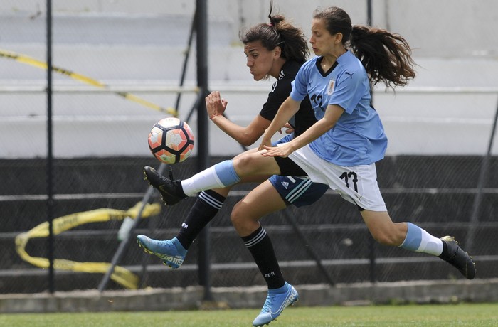 Partido amistoso de las selecciones femeninas sub 20 de Uruguay y Argentina, el12 de diciembre de 2019, en Jardines del Hipódromo. · Foto: Federico Gutiérrez