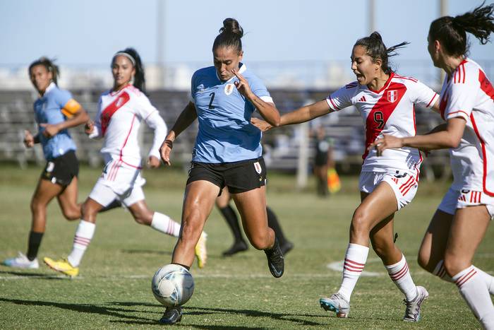 Stephanie Lacoste, de Uruguay, y Alexandra Kimball, de Perú, el 7 de abril, en el Parque Capurro. · Foto: Camilo dos Santos