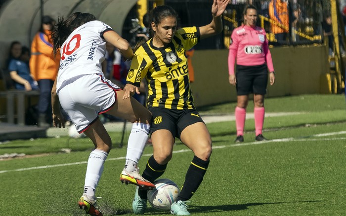 Cecilia Gómez, de Nacional, y Josefina Villa, de Peñarol, en Las Acacias (archivo, setiembre de 2024). · Foto: Rodrigo Viera Amaral