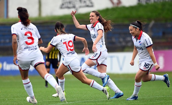 Las jugadoras de Nacional Valentina Cousillas, Josefina Félix, Sofía Oxandabarat y Valentina Márquez, este domingo, en el Parque Palermo. · Foto: Alessandro Maradei