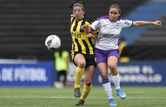 Lorena Graña, de Peñarol, y Victoria Sena, de Defensor Sporting, este domingo, en el Estadio Charrúa. · Foto: Fernando Morán