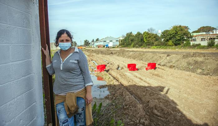 Natalia Maldonado en la parte lindera de su casa con la obra del ferrocarril de UPM 2. · Foto: Alessandro Maradei