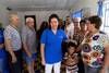 La médica de familia Luciana Bentancor y vecinos en la policlínica del barrio Unión, en Trinidad. La médica de familia Luciana Bentancor y vecinos en la policlínica del barrio Unión, en Trinidad.