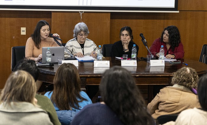 Marcela Shenck, Gloria Canclini, Nataly ZalKind y Solana Quesada, el 6 de setiembre, en la Facultad de Psicología. · Foto: Ernesto Ryan