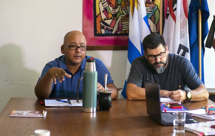 José Olivera y Emiliano Mandacen en conferencia de prensa de la Federación Nacional de Profesores de Educación, este lunes, en la sede del gremio. · Foto: Alessandro Maradei
