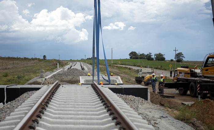 Construcción de vías del Ferrocarril Central entre Independencia y 25 de Agosto, en el departamento de Florida (archivo, marzo de 2023). · Foto: Alessandro Maradei