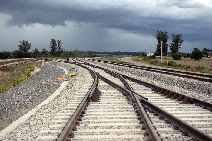 Instalación de las vías del Ferrocarril Central para UPM, entre Independencia y 25 de Agosto en el departamento de Florida. · Foto: Alessandro Maradei