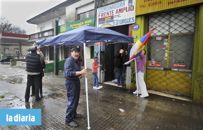 Militantes del comité Fernando Otorgués, en la calle 8 de Octubre, preparando el local para el día del Comite de Base, hoy. Foto: Federico Gutiérrez.