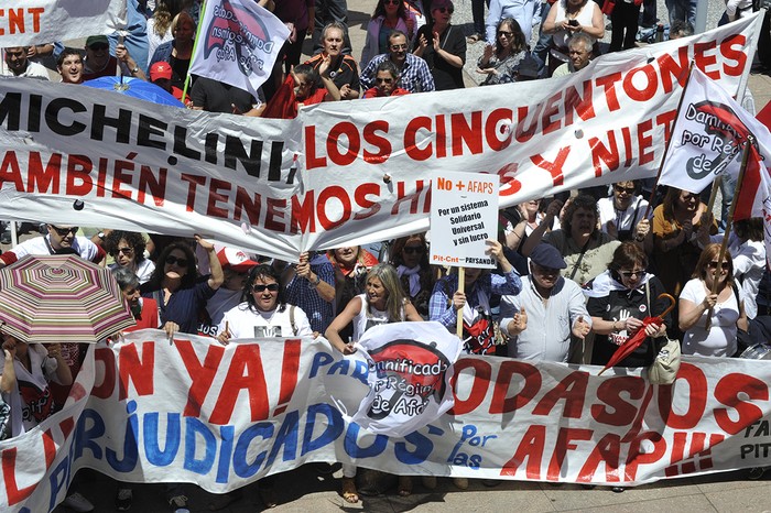 Movilización de “cincuentones”, frente al edificio anexo del Palacio Legislativo, el martes. Foto: Federico Gutiérrez