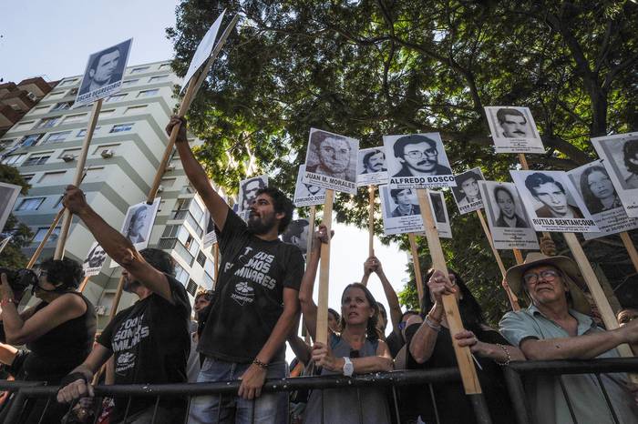 Público con fotos de desaparecidos al paso de Luis Lacalle Pou, en Avenida del Libertador. · Foto: Federico Gutiérrez