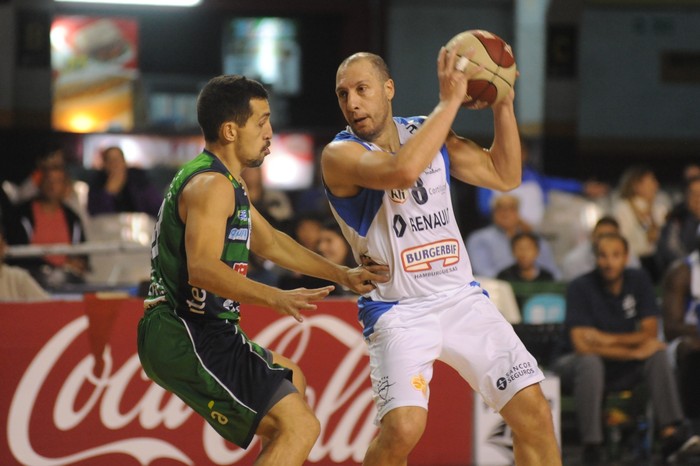 Manuel Romero, de Urunday Universitario, y Nicolás Mazzarino, de Malvín, en la tercera final de la Liga Uruguaya de Básquetbol jugada en el Palacio Peñarol. · Foto: Federico Gutiérrez