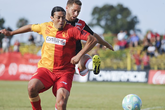 Santiago López, de Villa Española, y Claudio Rivero, de Rentistas, por el tercer ascenso, el 7 de diciembre, en el estadio Obdulio Varela. · Foto: Federico Gutiérrez