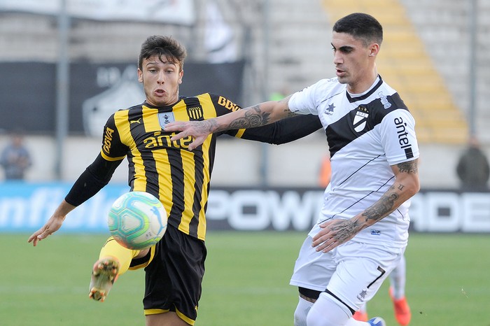 Agustin Canobbio, de Peñarol, y Emiliano Gahn, de Danubio, por la fecha 3 del Torne Intermedio, en el estadio Campeón del Siglo. · Foto: Federico Gutiérrez