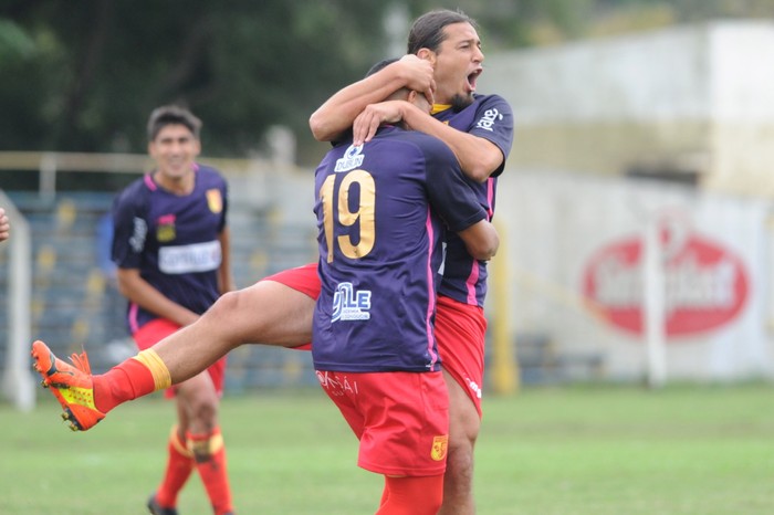 Santiago López y Juan Moreira, de Villa Española, tras el gol de López a Villa Teresa, en el estadio José Nasazzi · Foto: Federico Gutiérrez