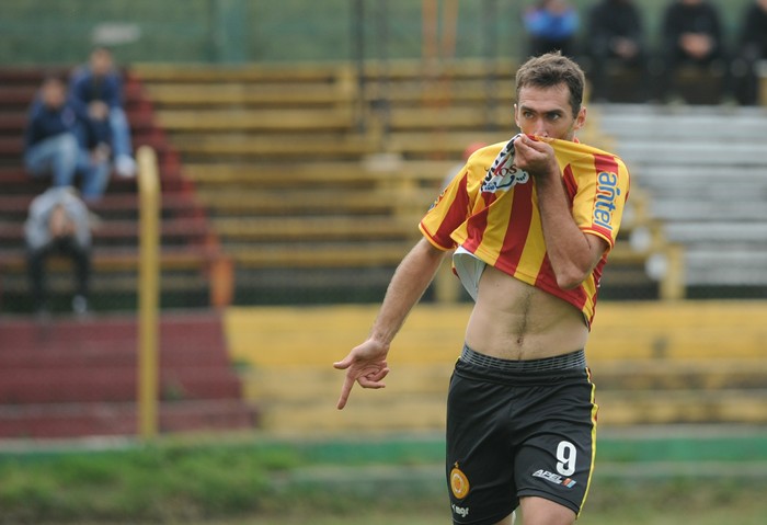 Gustavo Alles festeja el segundo gol de Progreso a Fénix, en el estadio Abraham Paladino. · Foto: Federico Gutiérrez