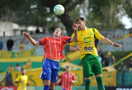 Emiliano Auntchain, de Central Español, y Matías Ferreira, de Sportivo Cerrito, en el Parque Palermo. · Foto: Federico Gutiérrez Emiliano Auntchain, de Central Español, y Matías Ferreira, de Sportivo Cerrito, en el Parque Palermo. · Foto: Federico Gutiérrez