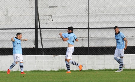 Christian Bravo, Federico Andueza, y Diego Barboza, tras el gol de Andueza a Danubio, en Jardines del Hipódromo. · Foto: Federico Gutiérrez Christian Bravo, Federico Andueza, y Diego Barboza, tras el gol de Andueza a Danubio, en Jardines del Hipódromo. · Foto: Federico Gutiérrez