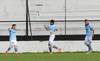 Christian Bravo, Federico Andueza, y Diego Barboza, tras el gol de Andueza a Danubio, en Jardines del Hipódromo. · Foto: Federico Gutiérrez Christian Bravo, Federico Andueza, y Diego Barboza, tras el gol de Andueza a Danubio, en Jardines del Hipódromo. · Foto: Federico Gutiérrez