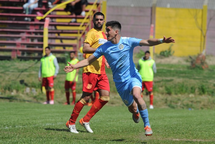 Gustavo del Petre, luego de convertir ante Villa Española, partido por la decimoctava fecha del Campeonato Uruguayo 2019 de Segunda División Profesional, en el Estadio Obdulio Varela.

  · Foto: Federico Gutiérrez