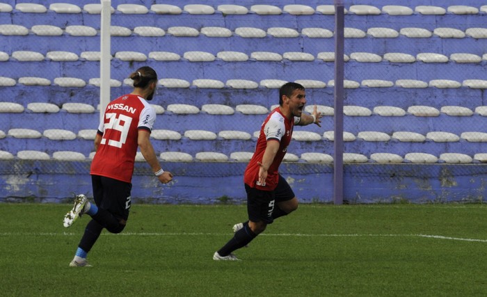 Thiago Vecino y Gonzalo Bergessio, tras el segundo gol de Nacional ante Fénix, en el Parque Capurro. · Foto: Federico Gutiérrez